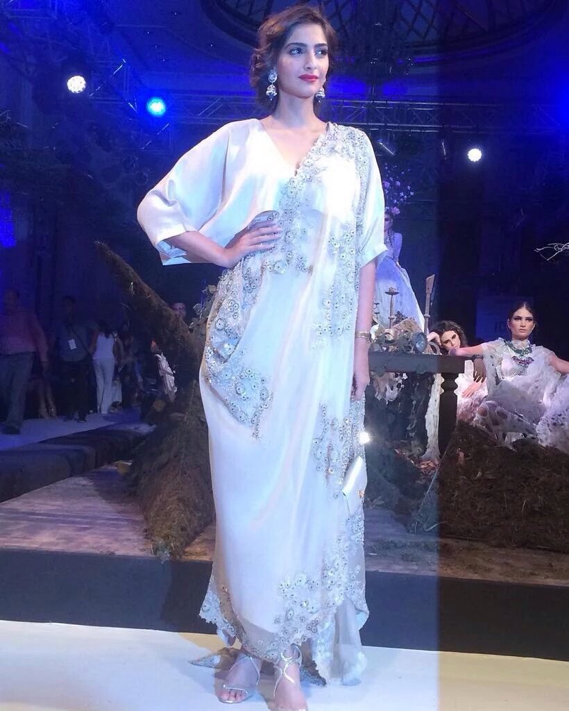 Bollywood actress Sonam Kapoor at ICW 2016. Sonam Kapoor at ICW 2016,Sonam Kapoor,actress Sonam Kapoor,Sonam Kapoor latest pics,Sonam Kapoor latest images,Sonam Kapoor latest photos,Sonam Kapoor latest pictures