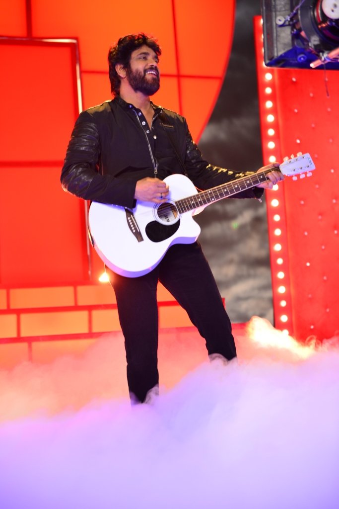 Akkineni Nagarjuna,Akkineni Nagarjuna sings,Nagarjuna turns singer for 'Nirmala Convent',Nagarjuna sings for Nirmala Convent,Nirmala Convent,Kotha kotha bhasha,Akkineni Nagarjuna singinf,Akkineni Nagarjuna pics,Akkineni Nagarjuna images,Akkineni