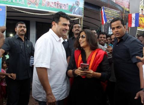 Actress Vidya Balan and her husband Siddharth Roy Kapur watch Rajinikanth's Kabali movie.
