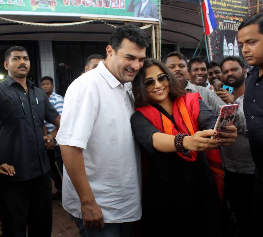Actress Vidya Balan and her husband Siddharth Roy Kapur watch Rajinikanth's Kabali movie. Vidya Balan,Siddharth Roy Kapur,Rajinikanth,Kabali,rajinikanth kabali,Vidya Balan watching Kabali movie,Vidya Balan watching Rajinikanth movie,Rajinikanth movie,Celebs watching Kabali,kabali box office collection