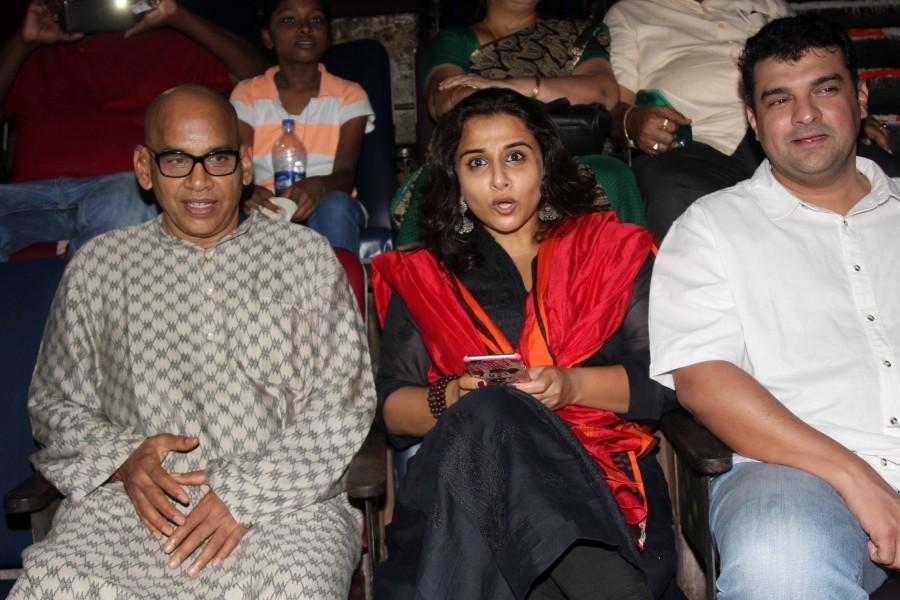Actress Vidya Balan and her husband Siddharth Roy Kapur watch Rajinikanth's Kabali movie. Vidya Balan,Siddharth Roy Kapur,Rajinikanth,Kabali,rajinikanth kabali,Vidya Balan watching Kabali movie,Vidya Balan watching Rajinikanth movie,Rajinikanth movie,Celebs watching Kabali,kabali box office collection