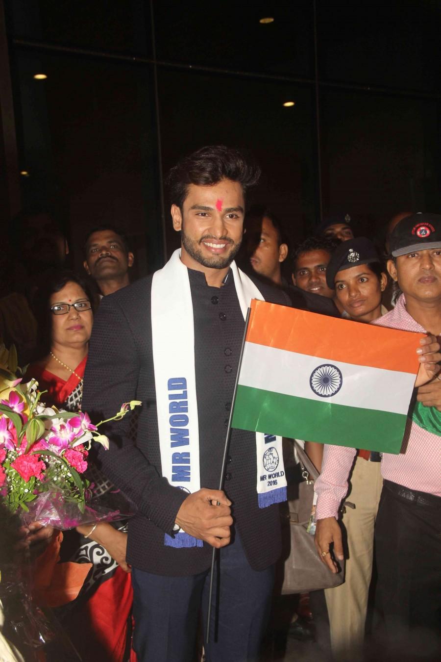 Mr World 2016 Rohit Khandelwal welcomed in India with loud cheers by a swarm of fans. Rohit Khandelwal,Mr World 2016 Rohit Khandelwal,Rohit Khandelwal snapped at Mumbai airport,Rohit Khandelwal at Mumbai airport,Rohit Khandelwal winner,Mr India Rohit Khandelwal,Rohit khandelwal wins multimedia round