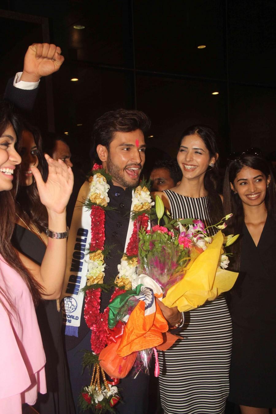 Mr World 2016 Rohit Khandelwal welcomed in India with loud cheers by a swarm of fans. Rohit Khandelwal,Mr World 2016 Rohit Khandelwal,Rohit Khandelwal snapped at Mumbai airport,Rohit Khandelwal at Mumbai airport,Rohit Khandelwal winner,Mr India Rohit Khandelwal,Rohit khandelwal wins multimedia round