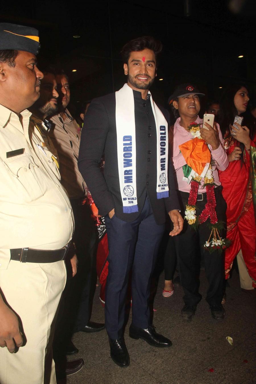 Mr World 2016 Rohit Khandelwal welcomed in India with loud cheers by a swarm of fans. Rohit Khandelwal,Mr World 2016 Rohit Khandelwal,Rohit Khandelwal snapped at Mumbai airport,Rohit Khandelwal at Mumbai airport,Rohit Khandelwal winner,Mr India Rohit Khandelwal,Rohit khandelwal wins multimedia round