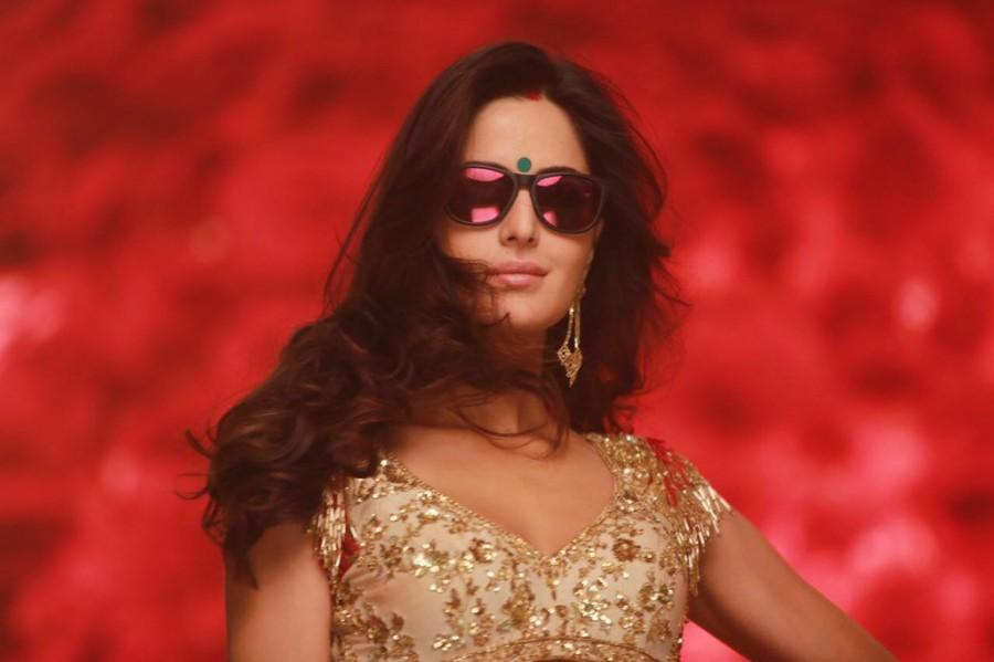 The new look of Sidharth Malhotra and Katrina Kaif from the song 'Kaala Chashma' is out on social media and both the actors are looking splendid in it. Kaala Chashma,Kaala Chashma first look,Sidharth Malhotra,Katrina Kaif,Kaala Chashma poster,bollywood movie Kaala Chashma,Sidharth Malhotra and Katrina Kaif