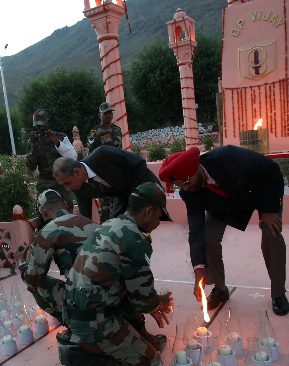 On 17th 'Kargil Vijay Diwas', nation pays tribute to brave Indian soldiers. Kargil Vijay Diwas,India pays tribute,Kargil War,17th Kargil Vijay Diwas,India pays tribute to martyrs of the Kargil War on 17th Kargil Vijay Diwas,Indian soldiers,brave Indian soldiers