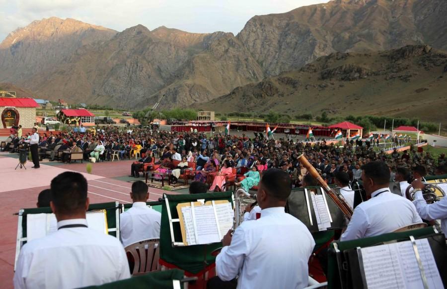 On 17th 'Kargil Vijay Diwas', nation pays tribute to brave Indian soldiers. Kargil Vijay Diwas,India pays tribute,Kargil War,17th Kargil Vijay Diwas,India pays tribute to martyrs of the Kargil War on 17th Kargil Vijay Diwas,Indian soldiers,brave Indian soldiers
