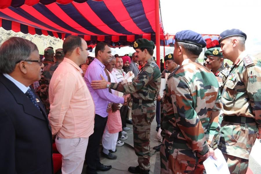 On 17th 'Kargil Vijay Diwas', nation pays tribute to brave Indian soldiers. Kargil Vijay Diwas,India pays tribute,Kargil War,17th Kargil Vijay Diwas,India pays tribute to martyrs of the Kargil War on 17th Kargil Vijay Diwas,Indian soldiers,brave Indian soldiers