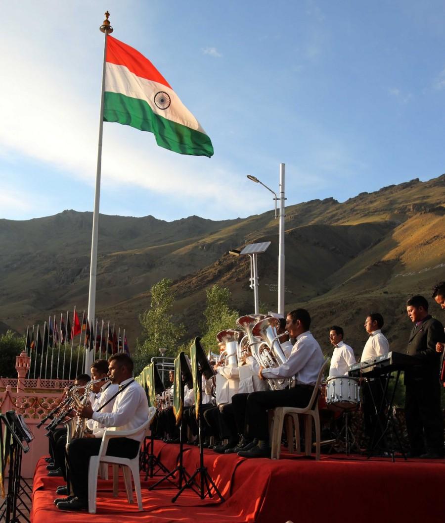 On 17th 'Kargil Vijay Diwas', nation pays tribute to brave Indian soldiers. Kargil Vijay Diwas,India pays tribute,Kargil War,17th Kargil Vijay Diwas,India pays tribute to martyrs of the Kargil War on 17th Kargil Vijay Diwas,Indian soldiers,brave Indian soldiers