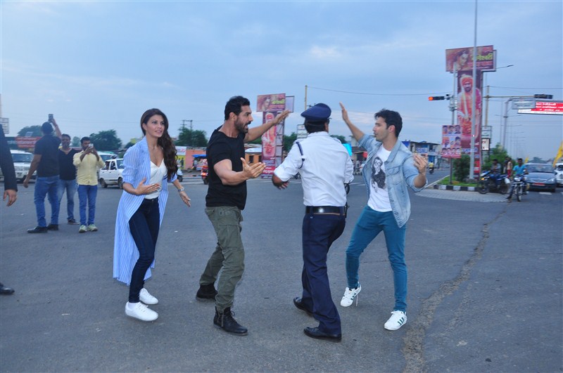 John Abraham, Varun Dhawan and Jacqueline Fernandez, who were in Indore to promote their film Dishoom, took on a new role in the city-that of traffic cops. Dishoom Promotion,John Abraham,Varun Dhawan,Jacqueline Fernandez,Varun Dhawan turn traffic cops,John Abraham turn traffic cops,Jacqueline Fernandez turn traffic cops,Dishoom,bollywood movie Dishoom