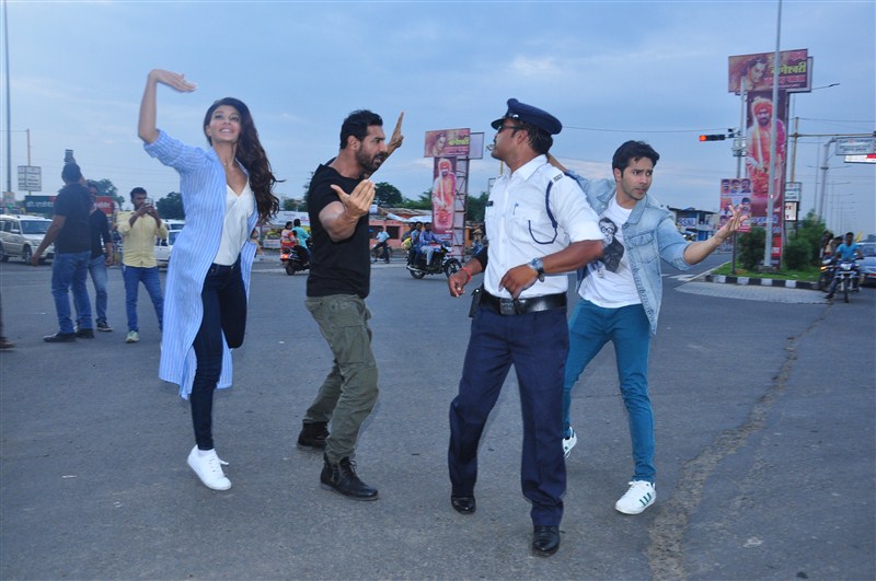 John Abraham, Varun Dhawan and Jacqueline Fernandez, who were in Indore to promote their film Dishoom, took on a new role in the city-that of traffic cops. Dishoom Promotion,John Abraham,Varun Dhawan,Jacqueline Fernandez,Varun Dhawan turn traffic cops,John Abraham turn traffic cops,Jacqueline Fernandez turn traffic cops,Dishoom,bollywood movie Dishoom