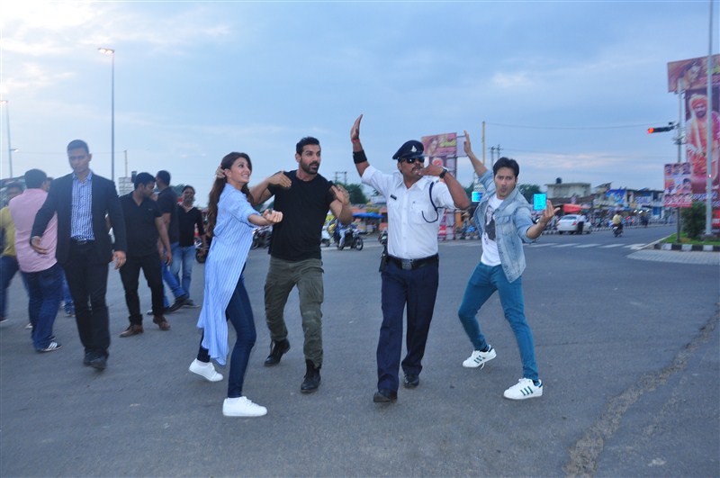 John Abraham, Varun Dhawan and Jacqueline Fernandez, who were in Indore to promote their film Dishoom, took on a new role in the city-that of traffic cops. Dishoom Promotion,John Abraham,Varun Dhawan,Jacqueline Fernandez,Varun Dhawan turn traffic cops,John Abraham turn traffic cops,Jacqueline Fernandez turn traffic cops,Dishoom,bollywood movie Dishoom