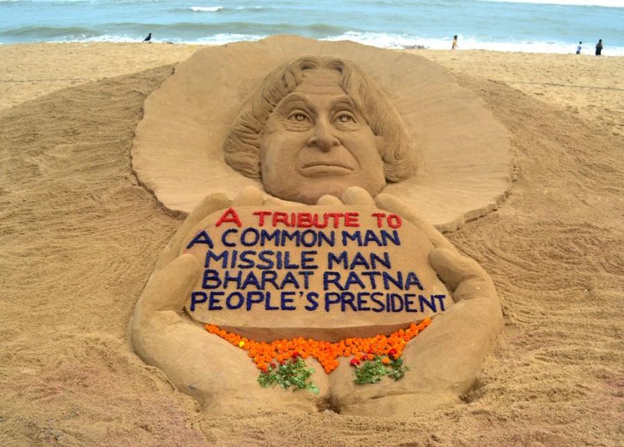 Sand artist Sudarsan Pattnaik pays tribute to APJ Abdul Kalam on his first death anniversary. APJ Abdul Kalam,APJ Abdul Kalam first death anniversary,APJ Abdul first death anniversary,APJ Abdul death anniversary,Abdul Kalam,Sudarsan Pattnaik,Sand artist Sudarsan Pattnaik
