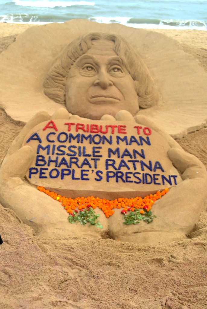 Sand artist Sudarsan Pattnaik pays tribute to APJ Abdul Kalam on his first death anniversary. APJ Abdul Kalam,APJ Abdul Kalam first death anniversary,APJ Abdul first death anniversary,APJ Abdul death anniversary,Abdul Kalam,Sudarsan Pattnaik,Sand artist Sudarsan Pattnaik