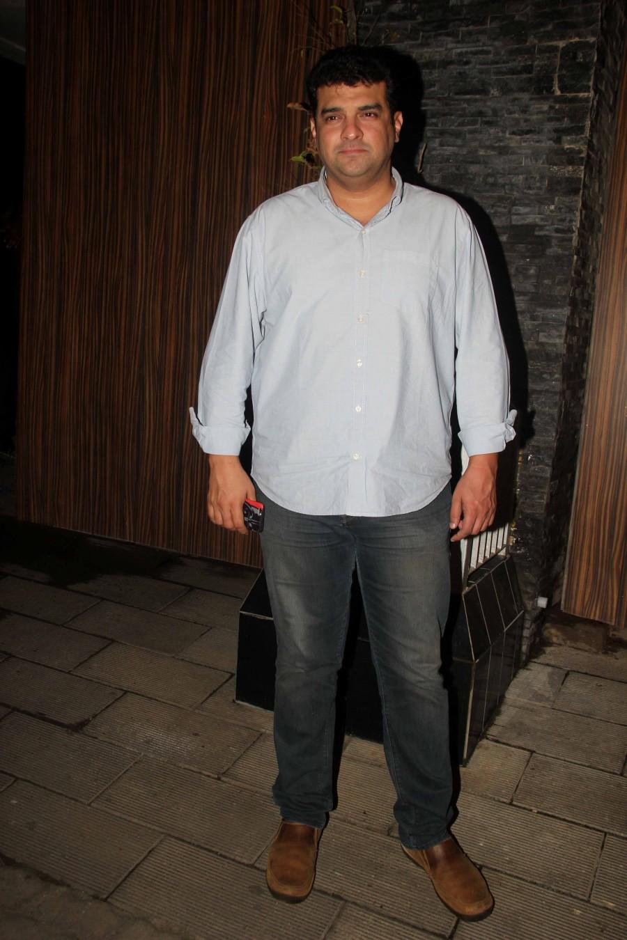 Dangal cast and crew get together at Aamir Khan's house. Dangal cast,Dangal cast and crew,Aamir Khan,Aamir Khan house,Dangal cast and crew get together at Aamir Khan's house,bollywood movie Dangal,Dangal on the sets