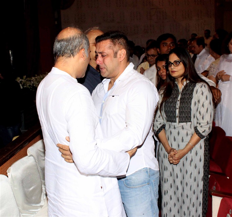 Bollywood actor Salman Khan dreaks down at Rajjat Barjatya's Prayer Meet. Salman Khan,Rajjat Barjatya Prayer Meet,Salman Khan crying at Rajjat Barjatya's Prayer Meet,Salman Khan crying,Salman Khan dreaks down,Rajjat Barjatya's Prayer Meet pics,Rajjat Barjatya's Prayer Meet images