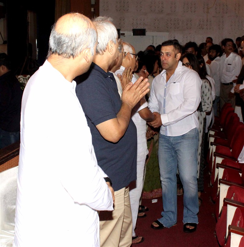 Bollywood actor Salman Khan dreaks down at Rajjat Barjatya's Prayer Meet. Salman Khan,Rajjat Barjatya Prayer Meet,Salman Khan crying at Rajjat Barjatya's Prayer Meet,Salman Khan crying,Salman Khan dreaks down,Rajjat Barjatya's Prayer Meet pics,Rajjat Barjatya's Prayer Meet images
