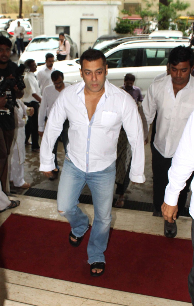 Bollywood actor Salman Khan dreaks down at Rajjat Barjatya's Prayer Meet. Salman Khan,Rajjat Barjatya Prayer Meet,Salman Khan crying at Rajjat Barjatya's Prayer Meet,Salman Khan crying,Salman Khan dreaks down,Rajjat Barjatya's Prayer Meet pics,Rajjat Barjatya's Prayer Meet images