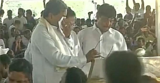 Last rites of Karnataka CM Siddaramaiah's son Rakesh performed in Mysuru.