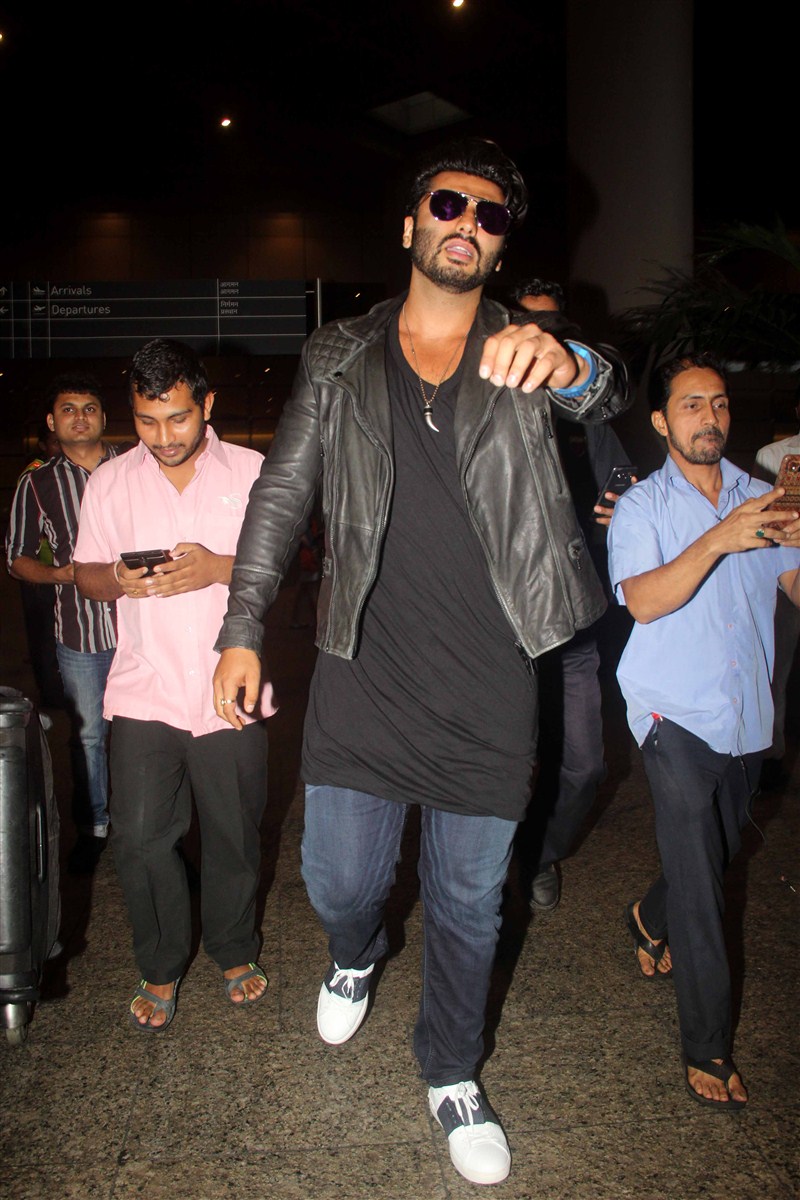 Bollywood celebs like Hrithik Roshan, Pooja Hegde, Arjun Kapoor and Vidya Balan spotted at Mumbai airport. Hrithik Roshan,Pooja Hegde,Arjun Kapoor,Vidya Balan,Vidya Balan spotted at Mumbai airport,Hrithik Roshan at Mumbai airport,Pooja Hegde at Mumbai airport,Arjun Kapoor at Mumbai airport