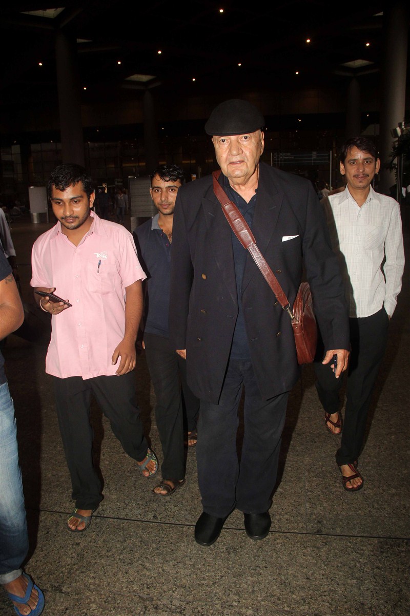 Bollywood celebs like Hrithik Roshan, Pooja Hegde, Arjun Kapoor and Vidya Balan spotted at Mumbai airport. Hrithik Roshan,Pooja Hegde,Arjun Kapoor,Vidya Balan,Vidya Balan spotted at Mumbai airport,Hrithik Roshan at Mumbai airport,Pooja Hegde at Mumbai airport,Arjun Kapoor at Mumbai airport