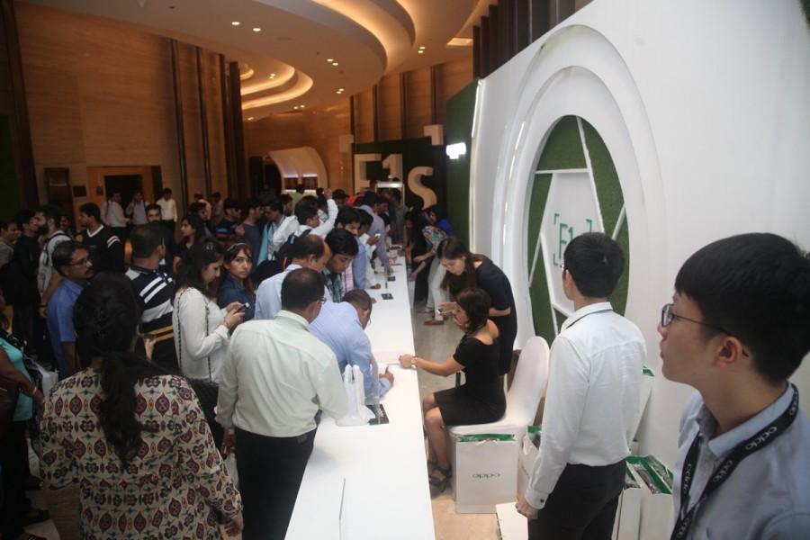 Oppo F1s is all set to launch in India later today. The company is hosting a lavish event at J.W Marriott Sahar, Mumbai. The company's brand celebrity-- Hrithik Roshan and Sonam Kapoor – are expected to attend the event to promote the new selfie-centric smartphone. Oppo F1s,Oppo F1s launched,oppo f1s live updates,Oppo F1s launch,oppo f1s features,Oppo F1s mobile,Oppo F1s pics,Oppo F1s images,Oppo F1s stills,Oppo F1s pictures,Oppo smartphone