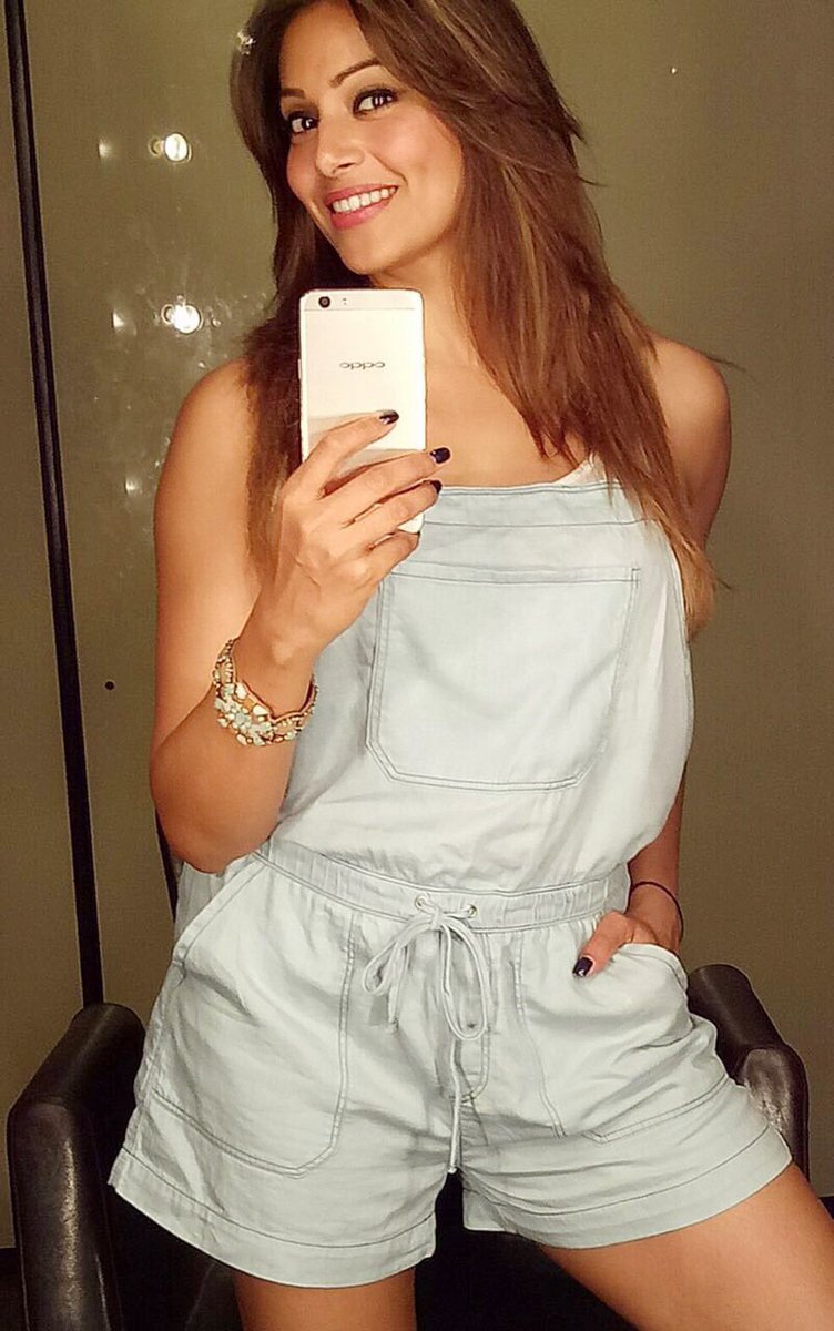 Celebs like Tamannaah Bhatia, Bipasha Basu, Kajal Aggarwal, Mouni Roy, Neha Sharma, Rannvijay Singha and Zareen Khan take Selfies on OPPO F1s. OPPO F1s,OPPO F1s Selfie Expert,Tamannaah Bhatia,Bipasha Basu,Kajal Aggarwal,Mouni Roy,Neha sharma,Rannvijay Singha,Zareen Khan,Selfie Expert,OPPO F1s Selfie pics,OPPO F1s Selfie images,OPPO F1s Selfie photos,OPPO F1s Selfie stills