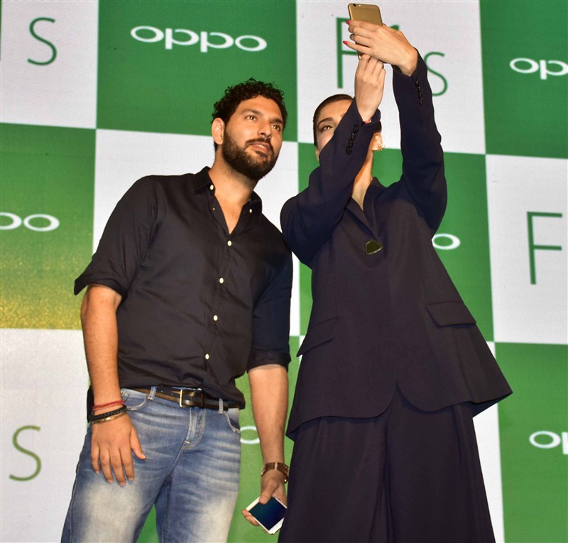 Indian cricket player Yuvraj Singh and Bollywood actor Sonam Kapoor during the launch of Oppo F1S smartphone. Sonam Kapoor,Yuvraj Singh,Oppo F1s Smartphone Launch,Oppo F1s Smartphone,Oppo F1s,cricket player Yuvraj Singh,Oppo F1s launch,Oppo F1s launch pics,Oppo F1s launch images,Oppo F1s launch photos,Oppo F1s launch stills,Oppo F1s launch pictures