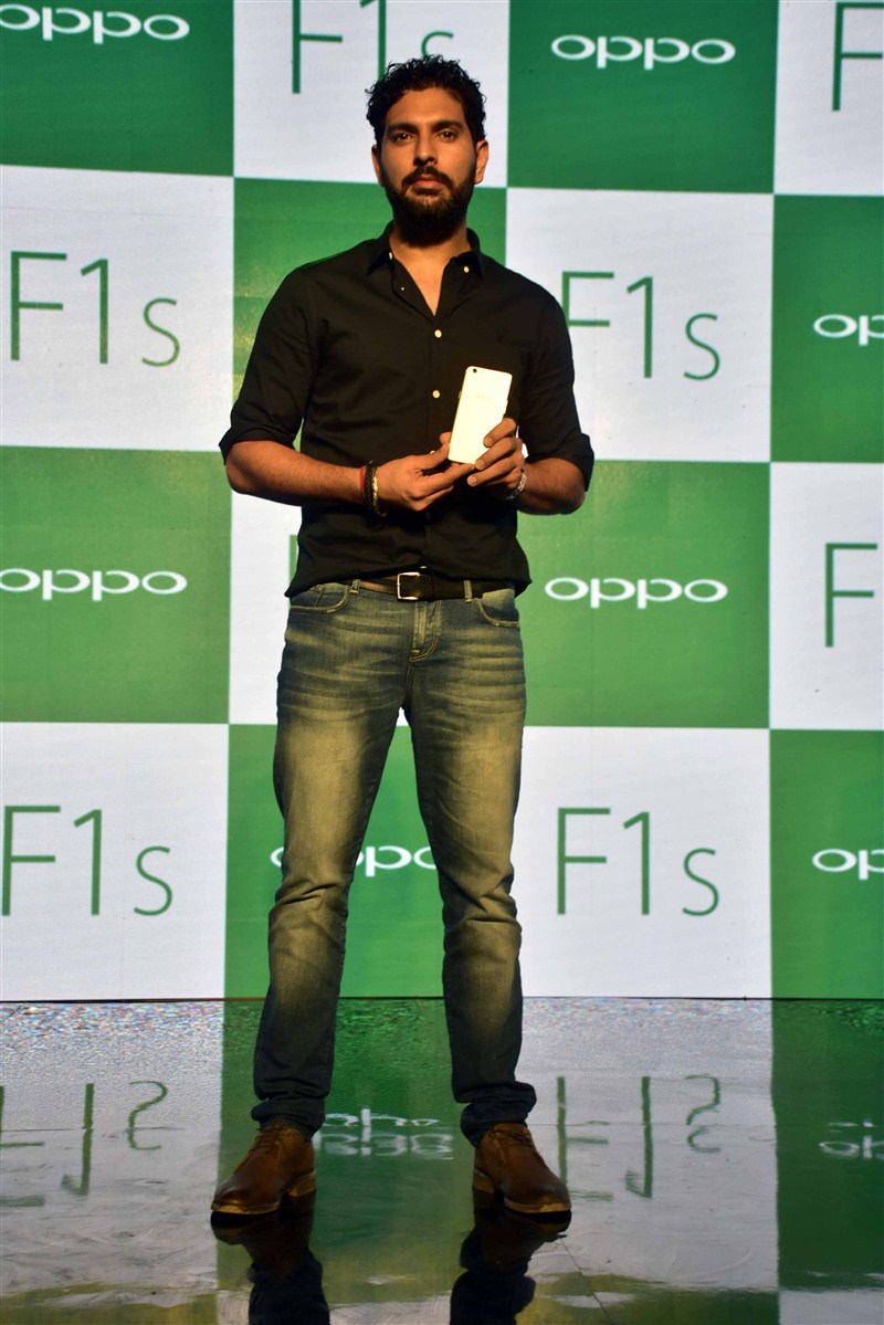 Indian cricket player Yuvraj Singh and Bollywood actor Sonam Kapoor during the launch of Oppo F1S smartphone. Sonam Kapoor,Yuvraj Singh,Oppo F1s Smartphone Launch,Oppo F1s Smartphone,Oppo F1s,cricket player Yuvraj Singh,Oppo F1s launch,Oppo F1s launch pics,Oppo F1s launch images,Oppo F1s launch photos,Oppo F1s launch stills,Oppo F1s launch pictures