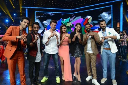 Bollywood actor Hrithik Roshan and Pooja Hegde promote Mohenjo Daro on Dance + Season 2 glitz.