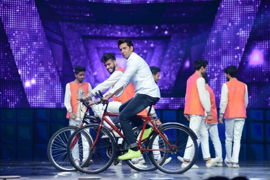 Bollywood actor Hrithik Roshan and Pooja Hegde promote Mohenjo Daro on Dance + Season 2 glitz. Mohenjo Daro,Mohenjo Daro promotion,Hrithik Roshan,Pooja Hegde,Dance + Season 2,Mohenjo Daro on Dance + Season 2,Hrithik Roshan and Pooja Hegde,Mohenjo Daro movie promotion