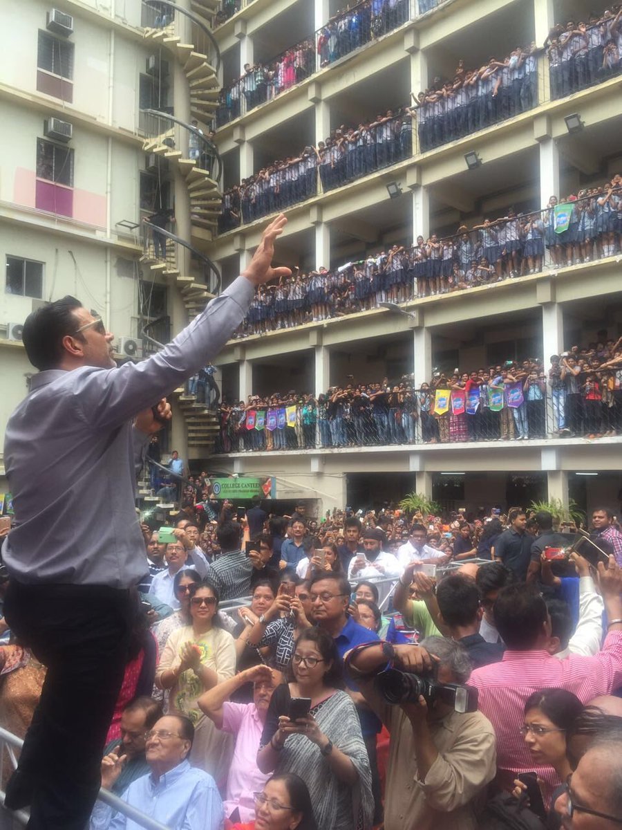 Bollywood actor Akshay Kumar promotes Rustom movie at Bhawanipur Education Society College, Kolkata. Akshay Kumar,Akshay Kumar promotes Rustom movie,Rustom,Rustom movie promotion,Rustom promotion,Bhawanipur Education Society College,Akshay Kumar latest pics,Akshay Kumar latest images,Akshay Kumar latest photos