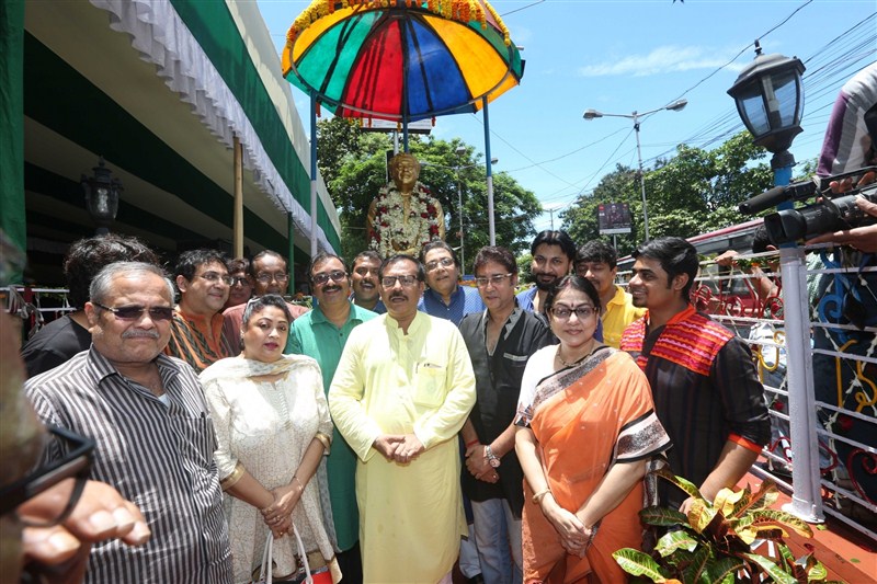 West Bengal Sports and Youth Affairs minister Arup Biswas, actor Pia Das, singers Monomoy, Sriradha, Saikat Mitra, Santanu Maitra, Raghob, Goutam Ghosh, Arindam Ganguly, Shibaji Chatterjee and others during a programme organised to celebrate birth anniversary of legendary singer Kishore Kumar in Kolkata, on Aug 4, 2016. Kishore Kumar,Kishore Kumar birth anniversary celebration,Kishore Kumar birthday,Arup Biswas,Pia Das,Monomoy,Sriradha,Saikat Mitra,Santanu Maitra,Raghob,Goutam Ghosh,Kishore Kumar birthday celebrations