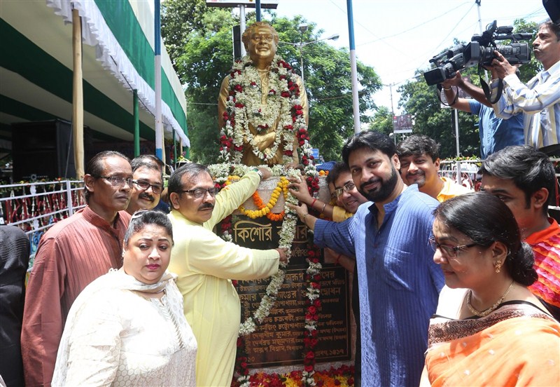 West Bengal Sports and Youth Affairs minister Arup Biswas, actor Pia Das, singers Monomoy, Sriradha, Saikat Mitra, Santanu Maitra, Raghob, Goutam Ghosh, Arindam Ganguly, Shibaji Chatterjee and others during a programme organised to celebrate birth anniversary of legendary singer Kishore Kumar in Kolkata, on Aug 4, 2016. Kishore Kumar,Kishore Kumar birth anniversary celebration,Kishore Kumar birthday,Arup Biswas,Pia Das,Monomoy,Sriradha,Saikat Mitra,Santanu Maitra,Raghob,Goutam Ghosh,Kishore Kumar birthday celebrations