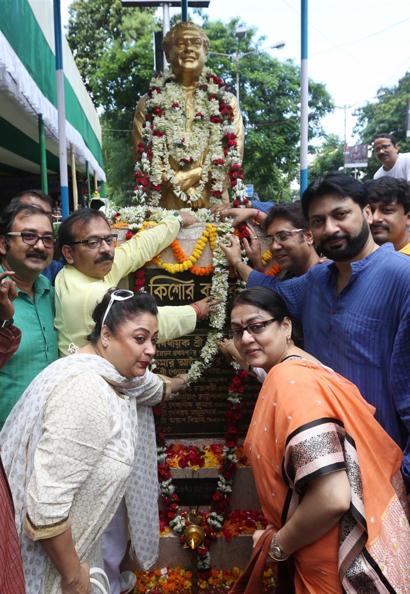 West Bengal Sports and Youth Affairs minister Arup Biswas, actor Pia Das, singers Monomoy, Sriradha, Saikat Mitra, Santanu Maitra, Raghob, Goutam Ghosh, Arindam Ganguly, Shibaji Chatterjee and others during a programme organised to celebrate birth anniversary of legendary singer Kishore Kumar in Kolkata, on Aug 4, 2016. Kishore Kumar,Kishore Kumar birth anniversary celebration,Kishore Kumar birthday,Arup Biswas,Pia Das,Monomoy,Sriradha,Saikat Mitra,Santanu Maitra,Raghob,Goutam Ghosh,Kishore Kumar birthday celebrations