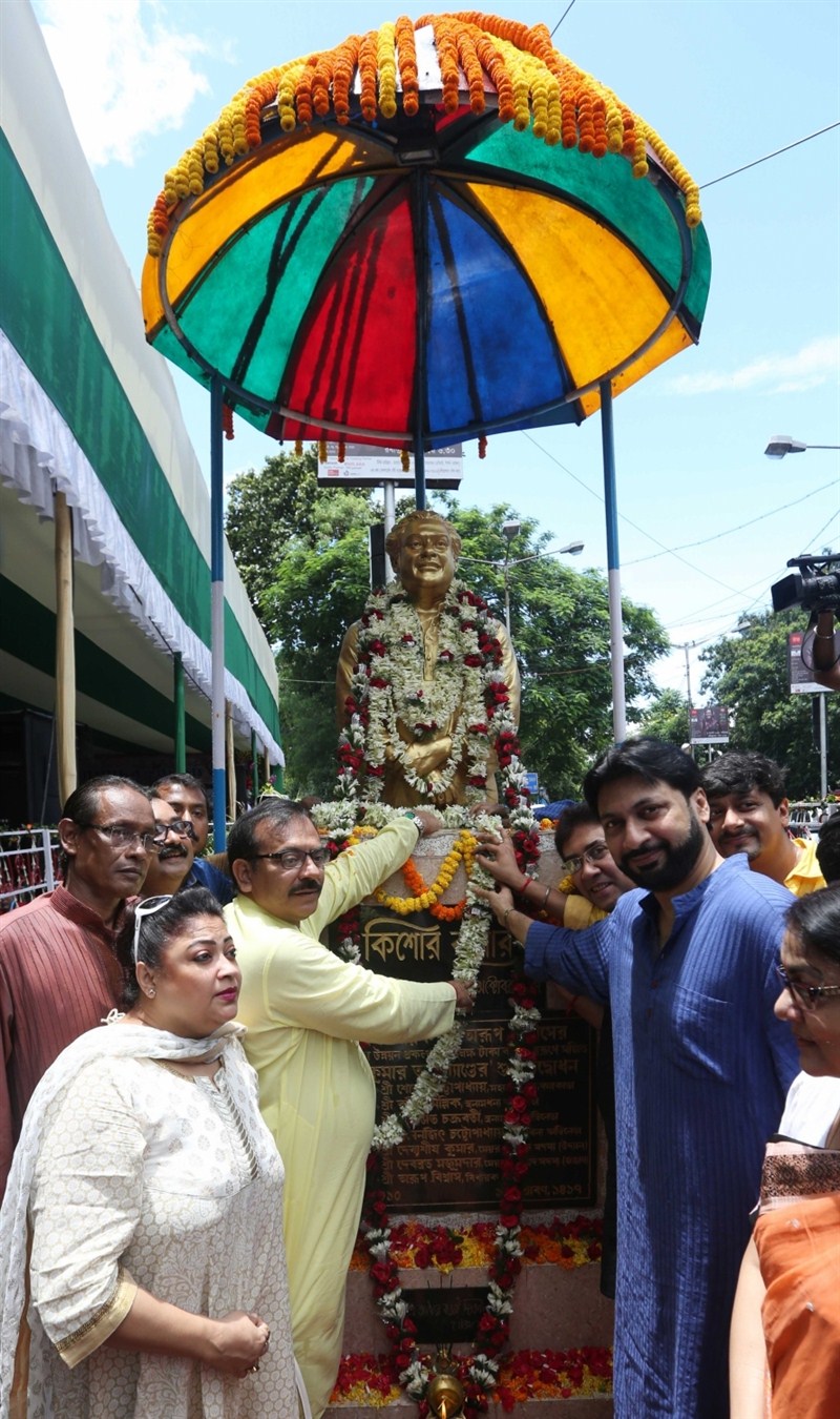 West Bengal Sports and Youth Affairs minister Arup Biswas, actor Pia Das, singers Monomoy, Sriradha, Saikat Mitra, Santanu Maitra, Raghob, Goutam Ghosh, Arindam Ganguly, Shibaji Chatterjee and others during a programme organised to celebrate birth anniversary of legendary singer Kishore Kumar in Kolkata, on Aug 4, 2016. Kishore Kumar,Kishore Kumar birth anniversary celebration,Kishore Kumar birthday,Arup Biswas,Pia Das,Monomoy,Sriradha,Saikat Mitra,Santanu Maitra,Raghob,Goutam Ghosh,Kishore Kumar birthday celebrations