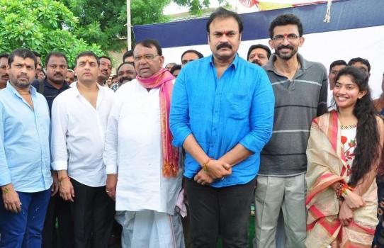 Telugu movie Fidaa launched today. Celebs like Varun Tej, Sai Pallavi, Dil Raju, Nagababu Garu, Pocharam Srinivas, Sekhar Kammula and others graced the event.