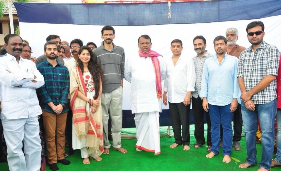 Telugu movie Fidaa launched today. Celebs like Varun Tej, Sai Pallavi, Dil Raju, Nagababu Garu, Pocharam Srinivas, Sekhar Kammula and others graced the event. Fidaa Movie Launch,Fidaa Movie opening,Fidaa Launch,Varun Tej,Sai Pallavi,Dil Raju,Nagababu Garu,Pocharam Srinivas,Sekhar Kammula,Fidaa Movie Launch pics,Fidaa Movie Launch images,Fidaa Movie Launch photos,Fidaa Movie Launch stills