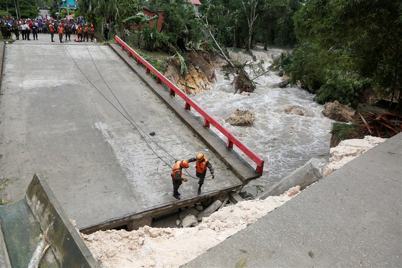 Hurricane Earl whipped Belize with wind and heavy rain as it weakened, moving into Guatemala toward southeastern Mexico. Hurricane Earl,Hurricane Earl in Belize,heavy rain,Guatemala,southeastern Mexico,Mexico