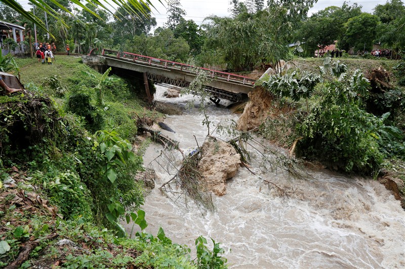 Hurricane Earl whipped Belize with wind and heavy rain as it weakened, moving into Guatemala toward southeastern Mexico. Hurricane Earl,Hurricane Earl in Belize,heavy rain,Guatemala,southeastern Mexico,Mexico
