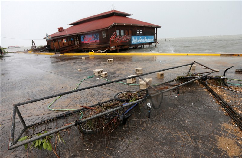 Hurricane Earl whipped Belize with wind and heavy rain as it weakened, moving into Guatemala toward southeastern Mexico. Hurricane Earl,Hurricane Earl in Belize,heavy rain,Guatemala,southeastern Mexico,Mexico