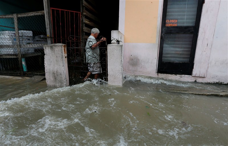 Hurricane Earl whipped Belize with wind and heavy rain as it weakened, moving into Guatemala toward southeastern Mexico. Hurricane Earl,Hurricane Earl in Belize,heavy rain,Guatemala,southeastern Mexico,Mexico