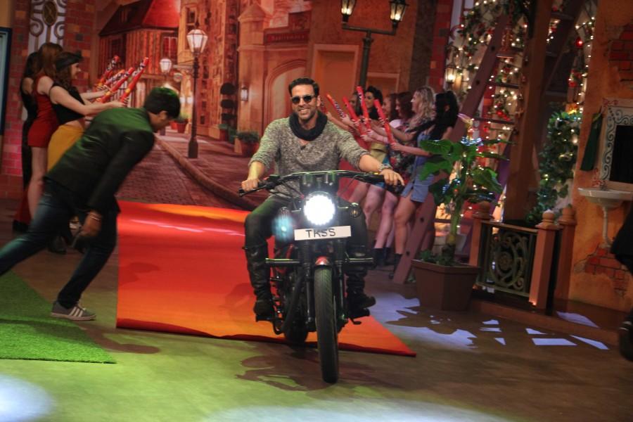 Bollywood actor Akshay Kumar, Ileana D'Cruz, Esha Gupta promote 'Rustom' on the sets of The Kapil Sharma Show. Rustom,Rustom promotion,Rustom promotion on The Kapil Sharma Show,The Kapil Sharma Show,Akshay Kumar on The Kapil Sharma Show,Akshay Kumar,Ileana D'Cruz,Esha Gupta