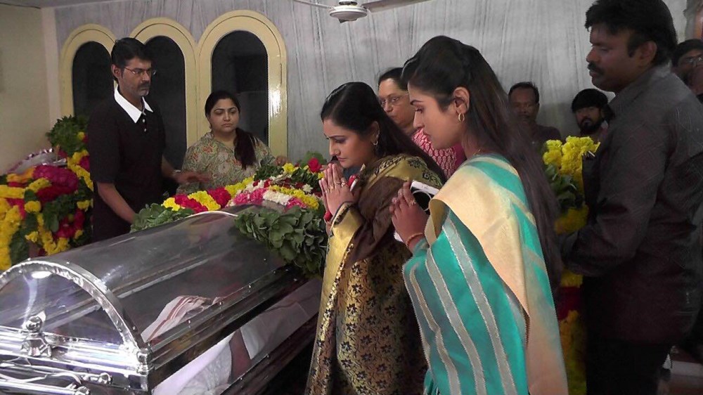 Suriya pays his last respect to Veteran Scriptwriter 'Vietnam Veedu' Sundaram who passed away on Saturday morning. Suriya,Suriya pays respect to actor Vietnam Veedu Sundaram,actor Vietnam Veedu Sundaram,Vietnam Veedu Sundaram,Sundaram,Sundaram dead,actor Suriya,Suriya last respect to actor Vietnam Veedu Sundaram