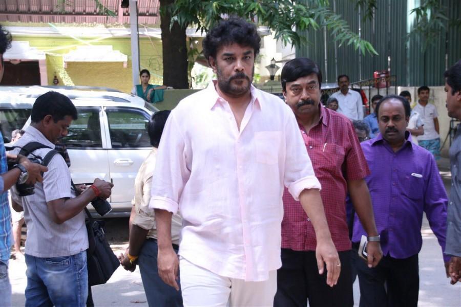 South Indian celebs like Suriya, Jayam Ravi, Karthi, Sathyaraj pay last respect to Panchu Arunachalam. Panchu Arunachalam,legend Panchu Arunachalam,Suriya,Jayam Ravi,Karthi,Sathyaraj,last respect to Panchu Arunachalam,Panchu Arunachalam dead,Panchu Arunachalam passed away,Panchu Arunachalam dies