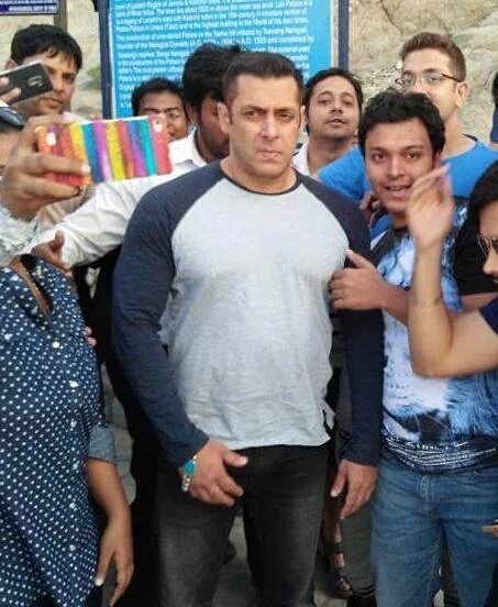 First look of Salman Khan and Zhu Zhu from the set of Tubelight. Tubelight,Salman Khan,Zhu Zhu,Salman Khan and Zhu Zhu,Tubelight actress,Tubelight herione,Tubelight first look,Bollywood movie Tubelight,Tubelight movie pics,Tubelight movie images,Tubelight movie photos,Tubelight movie stills,Tubelight movie pictures