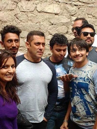 First look of Salman Khan and Zhu Zhu from the set of Tubelight. Tubelight,Salman Khan,Zhu Zhu,Salman Khan and Zhu Zhu,Tubelight actress,Tubelight herione,Tubelight first look,Bollywood movie Tubelight,Tubelight movie pics,Tubelight movie images,Tubelight movie photos,Tubelight movie stills,Tubelight movie pictures