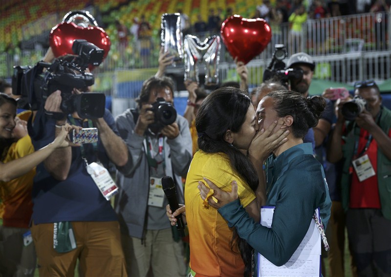Rugby player Isadora Cerullo (BRA) of Brazil kisses Marjorie, a volunteer, after receiving her wedding proposal on the sidelines of the women's rugby medal ceremony. Isadora Cerullo,Marjorie Enya,Marjorie Enya and Isadora Cerullo,Marjorie Enya kissed Isadora Cerullo,Marjorie Enya kisses Isadora Cerullo,Rio Olympics 2016,Rio Olympics,Rio 2016,Rio medal ceremony