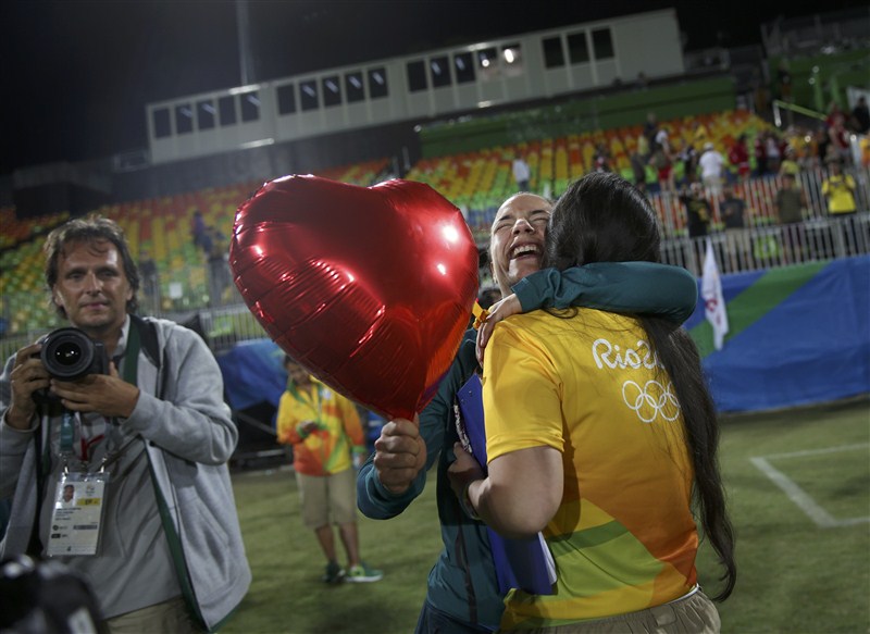 Rugby player Isadora Cerullo (BRA) of Brazil kisses Marjorie, a volunteer, after receiving her wedding proposal on the sidelines of the women's rugby medal ceremony. Isadora Cerullo,Marjorie Enya,Marjorie Enya and Isadora Cerullo,Marjorie Enya kissed Isadora Cerullo,Marjorie Enya kisses Isadora Cerullo,Rio Olympics 2016,Rio Olympics,Rio 2016,Rio medal ceremony