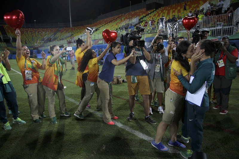 Rugby player Isadora Cerullo (BRA) of Brazil kisses Marjorie, a volunteer, after receiving her wedding proposal on the sidelines of the women's rugby medal ceremony. Isadora Cerullo,Marjorie Enya,Marjorie Enya and Isadora Cerullo,Marjorie Enya kissed Isadora Cerullo,Marjorie Enya kisses Isadora Cerullo,Rio Olympics 2016,Rio Olympics,Rio 2016,Rio medal ceremony